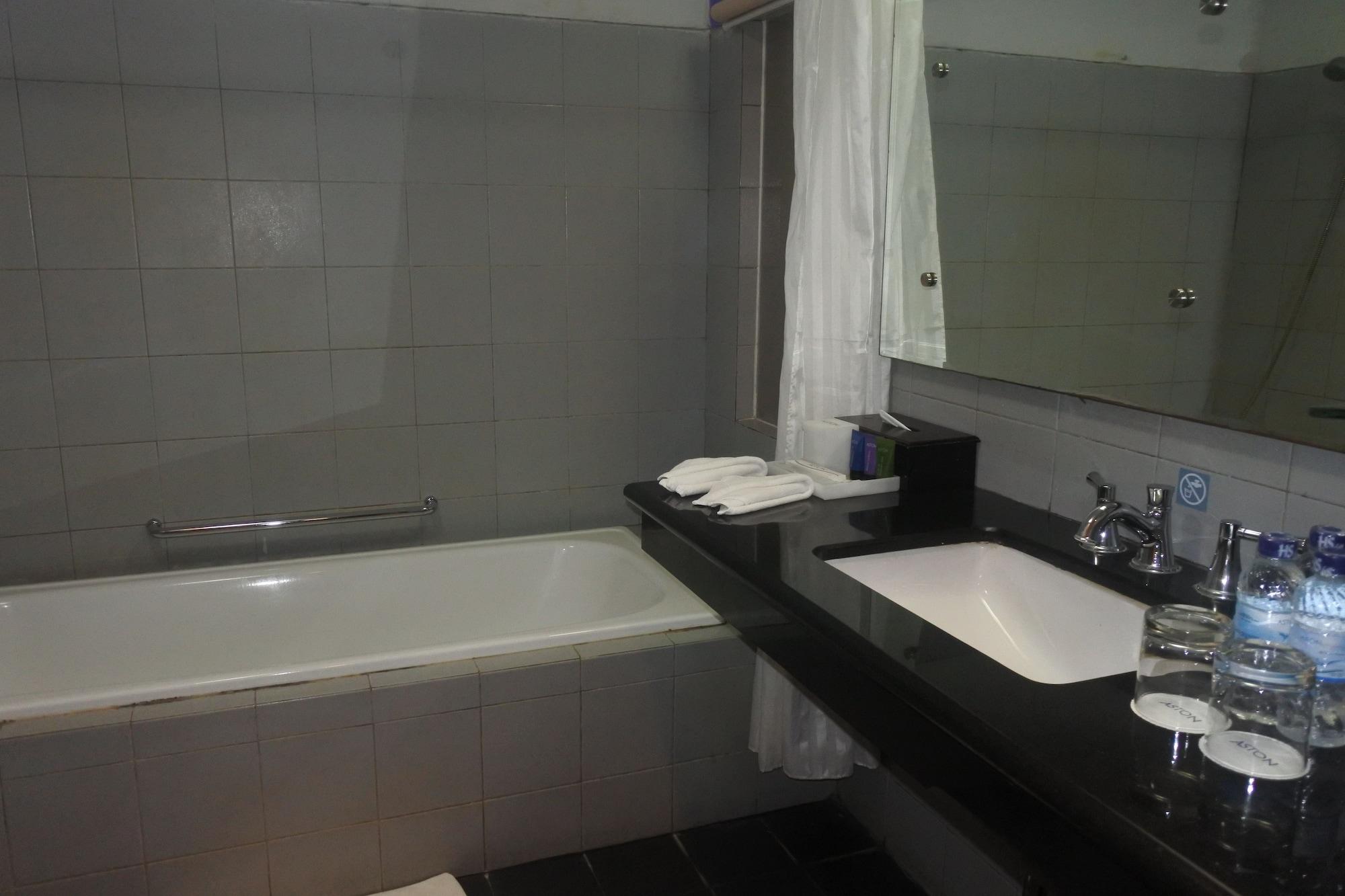 Aston Ketapang City Hotel Exterior foto